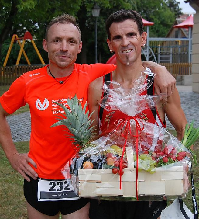 Erfreut war Organisator Bernd Dornberger (links), dass in Markus Unsleber ein Triathlet, der schon mehrfach den Ironman Hawaii absolviert hat, beim Schlossberglauf in Altenschönbach startete.