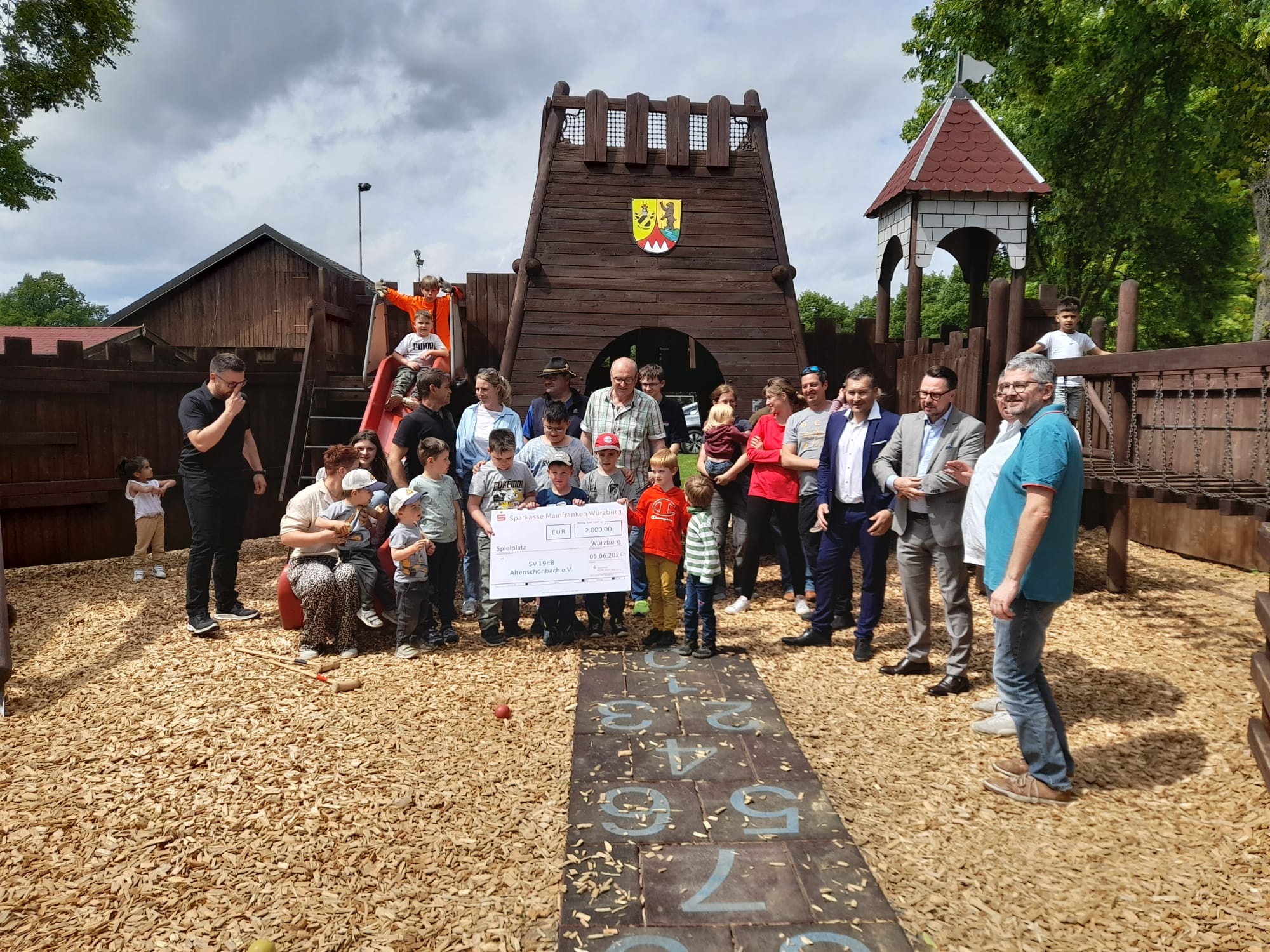 Foto: Kurt Zink | Die Altenschönbacher Kinder und die Eltern sagen "Danke" für den Spendenscheck über 2000 Euro der Sparkasse Mainfranken Würzburg.
