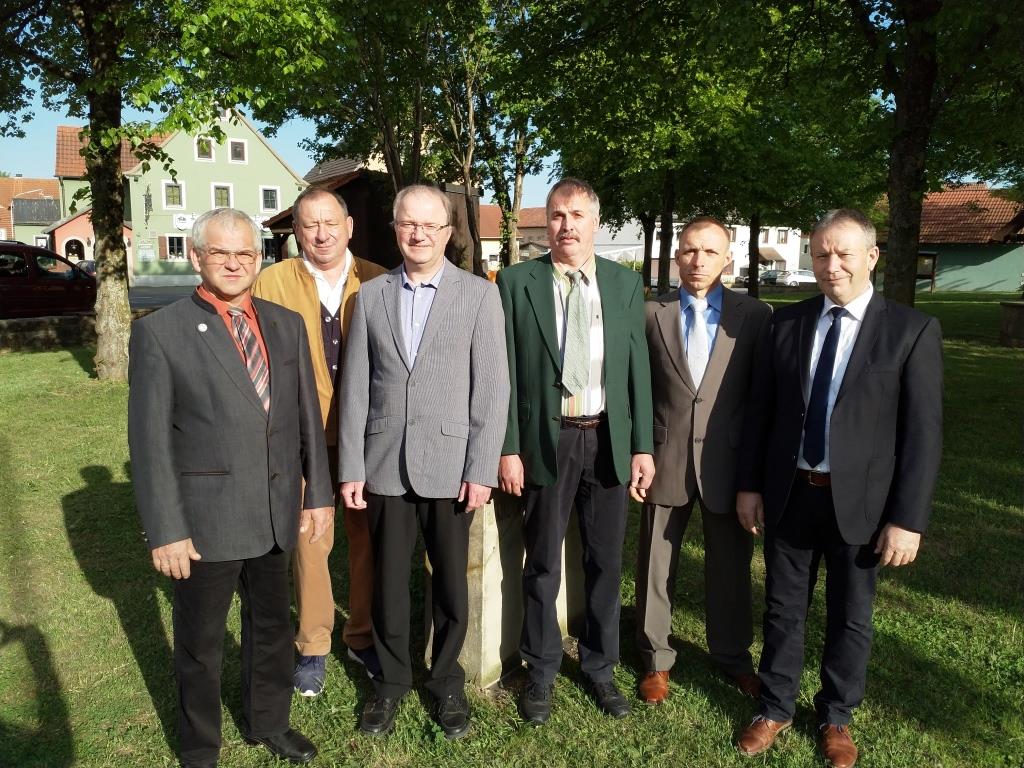 Unsere aktuellen Feldgeschworenen.
von links: Roland Ritzau, Hans Müller, Hermann Kohles, Helmut Schönberger (neu), Bernd Dornberger (neu) und Helmut Hümmer...